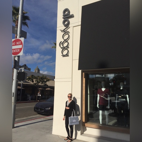 Meet your Posher, Amanda - Picture 2 of 3